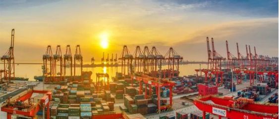 山东港口日照港创国内最大内贸集装箱船装卸新纪录，彰显港口综合实力